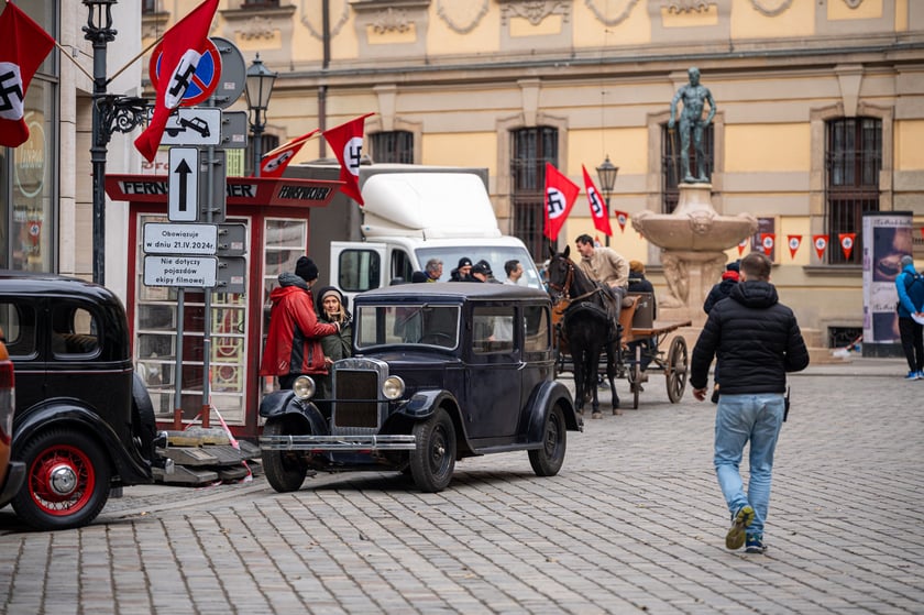 Plan zdjęciowy w okolicach Uniwersytetu Wrocławskiego. - Z uwagi na szczególne tło historyczne serialu (nazistowskie Niemcy lat 30. XX wieku), w przestrzeni miasta powstaną plany scenograficzne, uwzględniające określone znaki i symbole, charakterystyczne dla danego okresu historycznego, których nie należy w żaden sposób interpretować dosłownie – są jedynie dekoracją do filmu - informuje producent filmu